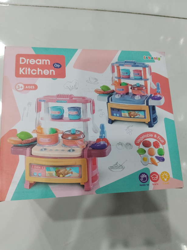 اسباببازی آشپزخانه رویایی Dream Kitchen با ویژگیهای بخار واقعی، نور و موسیقی، مناسب برای کودکان ۳+ سال.